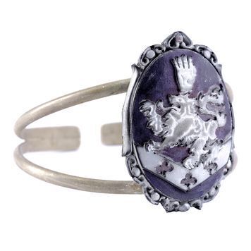 Lot # 1500 : TWILIGHT SAGA: BREAKING DAWN - PART 1 (2011), THE - Esme Cullen's Stunt Crest Bracelet