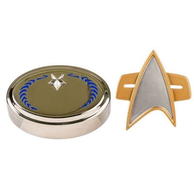 Lot # 48: Jean-Luc Picard (Patrick Stewart) Federation Case and Starfleet Combadge