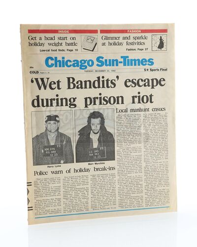 HOME ALONE 2: LOST IN NEW YORK (1992) - "Wet Bandits Escape" Newspaper