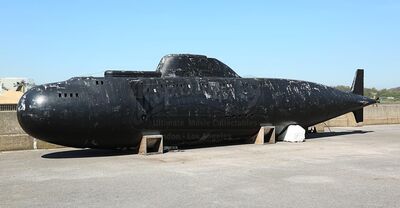 JAMES BOND: THE WORLD IS NOT ENOUGH (1999) - Victor-Class Submarine Model Miniature
