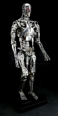 TERMINATOR 2: JUDGEMENT DAY (1991) - Light-Up T-800 Terminator Endoskeleton