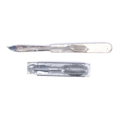 Lot # 215: DEXTER (T.V. SERIES, 2006 - 2013) - Dexter Morgan's (Michael C. Hall) SFX Scalpel and Boxcutter