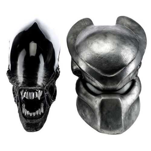 Lot #550 - Predator Helmet and Xenomorph Face Executive Gift Set ### AVP: ALIEN VS. PREDATOR (2004)