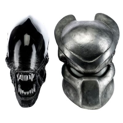Lot #550 - Predator Helmet and Xenomorph Face Executive Gift Set ### AVP: ALIEN VS. PREDATOR (2004)