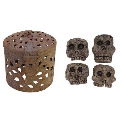 Lot #788 - Four Skull Heads with Wall Sconce ### FROM DUSK TILL DAWN (1996)