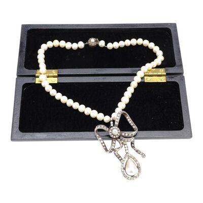 Lot #1487 - Elena de la Vega's (Catherine Zeta-Jones) Necklace and Gift Box ### LEGEND OF ZORRO, THE (2005)