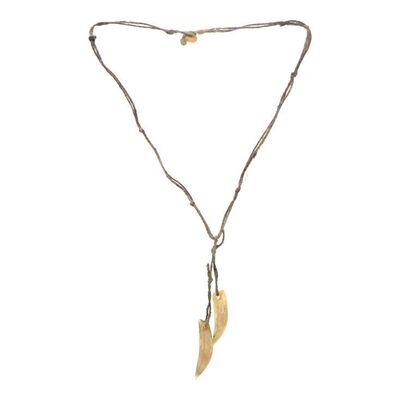 Lot #159: GLADIATOR (2000) - Maximus Decimus Meridius' (Russell Crowe) Wolf Tooth Necklace