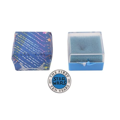 Lot #775: STAR WARS: ORIGINAL TRILOGY (1977 - 1983) - Anthony Daniels Collection: Pair of 10th Anniversary Buttons