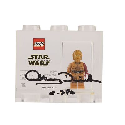 Lot #782: STAR WARS: THE FORCE AWAKENS (2015) - Anthony Daniels Collection: Autographed Lego C-3PO Dark Red Arm Minifigure Display