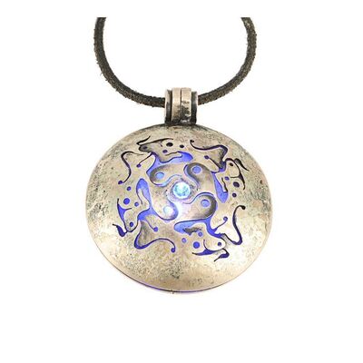 Lot #1512: THE SARAH JANE ADVENTURES (T.V. SERIES, 2007 - 2011) - Hero Light-up Berserker Pendant