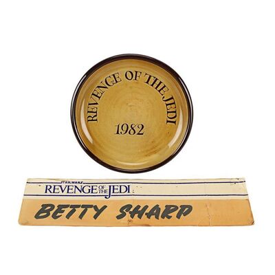 Lot #1615: STAR WARS: RETURN OF THE JEDI (1983) - Chelsea Pottery Decorative Plate Crew Gift, Production Door Sign and Polaroid