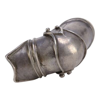 Lot #648 - Kate "Acid Burn" Libby's (Angelina Jolie) Armor Ring ### HACKERS (1995)