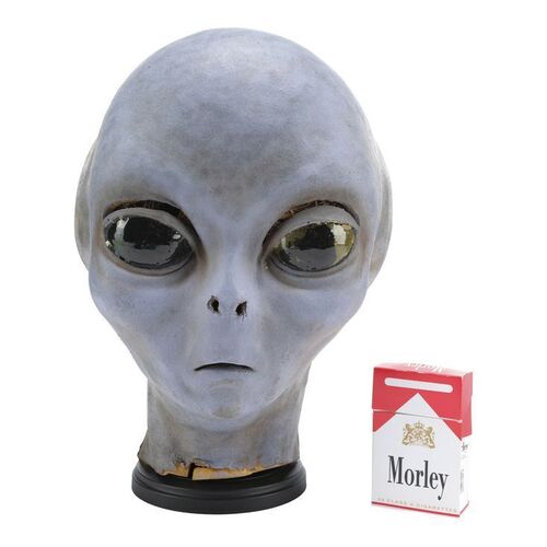 Lot #979 - Alien Head and Morley Cigarette Pack ### THE X-FILES (T.V. SERIES, 1993 - 2002)