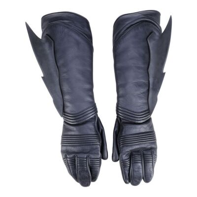 Lot #38 - Batman's (George Clooney) Gloves ### BATMAN & ROBIN (1997)