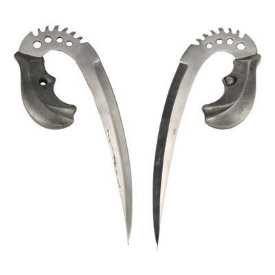 91. Riddick's (Vin Diesel) Pair of Metal Ulaks ### THE CHRONICLES OF RIDDICK (2004)