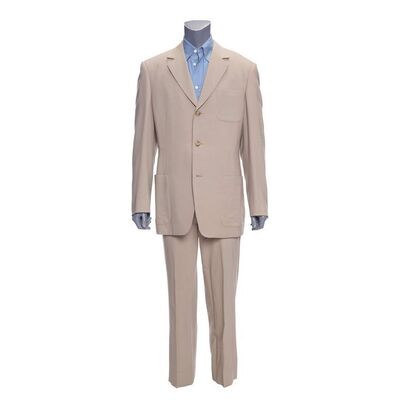 233. Leonard Shelby's (Guy Pierce) Suit ### MEMENTO (2000)