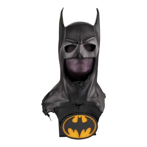 563. Batman's (Michael Keaton) Batsuit Cowl with Chest Emblem Replica ### BATMAN RETURNS (1992)