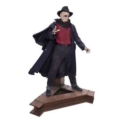 737. Darkman's (Liam Neeson) Distressed Hat and Coat on Display ### DARKMAN (1990)