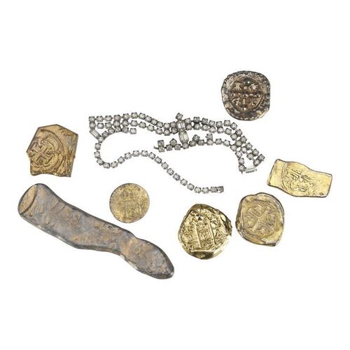 916. Set of One-Eyed Willy's Coins and Treasure ### THE GOONIES (1985)