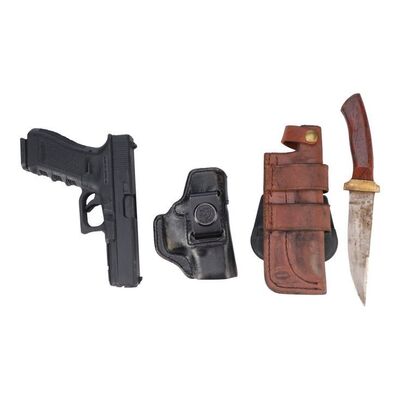 Lot #218: Sarah Rabinowitz's (Mo Collins) Gun and Holster with Knife and Sheath ### FEAR THE WALKING DEAD (2015-2023)