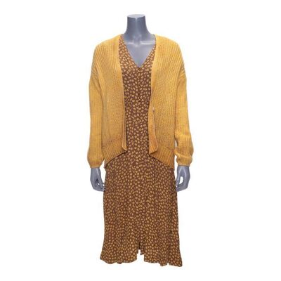 Lot #245: Grace Mukherjee's (Karen David) Pre-Car Explosion Costume ### FEAR THE WALKING DEAD (2015-2023)