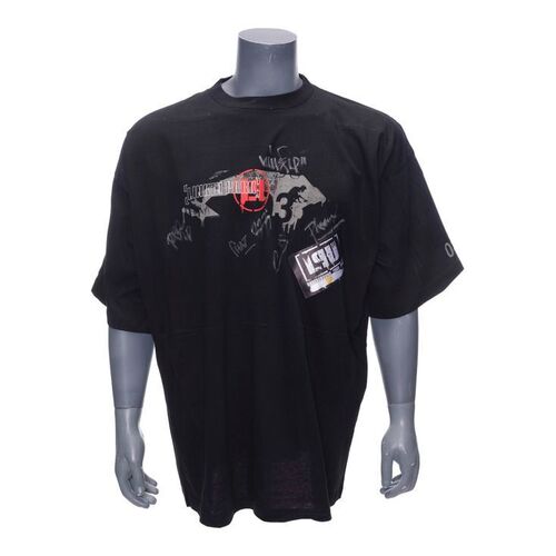 590. Linkin Park-autographed T-Shirt with Backstage Pass ### LINKIN PARK (BAND 1996-2017)