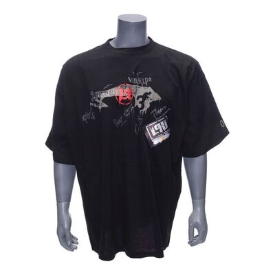 590. Linkin Park-autographed T-Shirt with Backstage Pass ### LINKIN PARK (BAND 1996-2017)