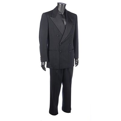 915. Max Shreck's (Christopher Walken) Tuxedo ### BATMAN RETURNS (1992)