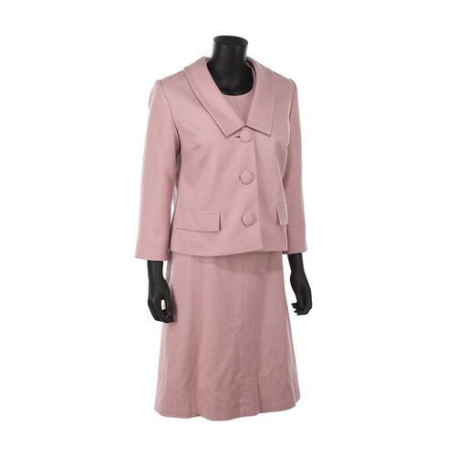 1010. The Queen's (Olivia Colman) Pink Costume ### THE CROWN - MARGARETOLOGY (2019)