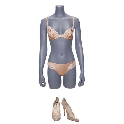 Lot #164: Naomi LaPaglia's (Robbie) Bed Lounging Costume ### WOLF OF WALL STREET, THE (2013)