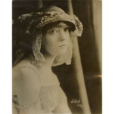 728. Vintage Original B&W Double-Weight Silver Gelatin Photograph (7.25" x 9"); Fine+ ### LILLIAN GISH (c.1915)