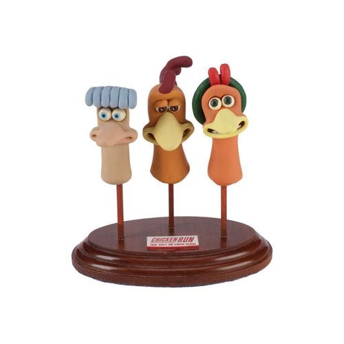 574. Ginger (Julia Sawahla), Rocky (Mel Gibson) and Babs (Jane Horrocks) Head Display ### CHICKEN RUN (2000)