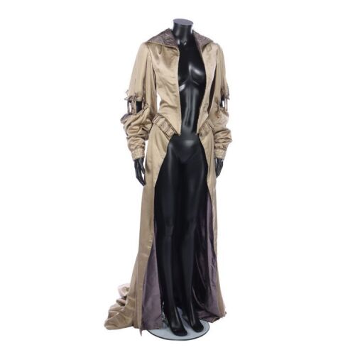109. Elizabeth I's (Cate Blanchett) Gown ### ELIZABETH (1998)