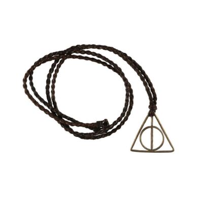 115. Gellert Grindelwald's (Colin Farrell/Johnny Depp) Hero Deathly Hallows Necklace ### FANTASTIC BEASTS AND WHERE TO FIND THEM (2016)
