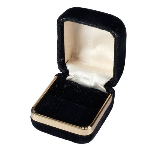 254. Linda Howard's (Julie Hagerty) Renewal Engagement Ring Box ### LOST IN AMERICA (1985)