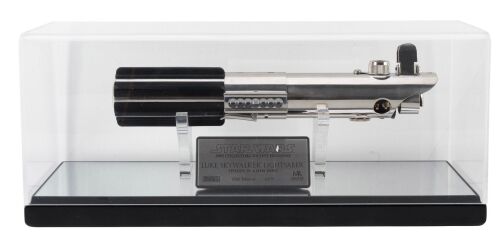 Lot #514: Master Replicas 2005 Collectors Society Exclusive Luke Skywalker (Mark Hamill) Lightsaber Replica ### STAR WARS: A NEW HOPE (1977)