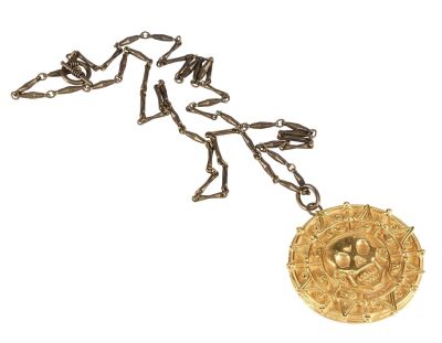 293. Oversized Cursed Aztec Medallion Necklace ### PIRATES OF THE CARIBBEAN: THE CURSE OF THE BLACK PEARL (2003)