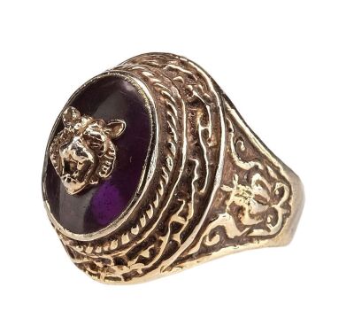 297. Captain Hector Barbossa's (Geoffrey Rush) Screen-Matched Ring ### PIRATES OF THE CARIBBEAN: THE CURSE OF THE BLACK PEARL (2003)