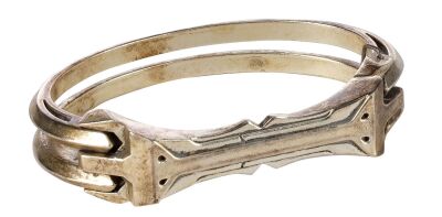 680. Porpentina Goldstein's (Katherine Waterston) Admonitor Bracelet ### FANTASTIC BEASTS AND WHERE TO FIND THEM (2016)