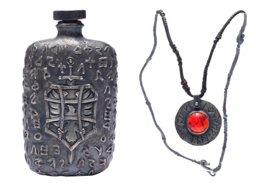886. Master Gregory's (Jeff Bridges) Flask and Tom Ward's (Ben Barnes) Umbran Stone Necklace ### SEVENTH SON (2014)