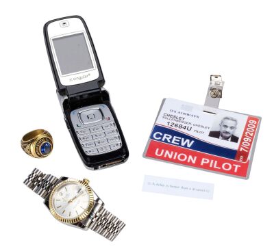 1024. Captain Chesley "Sully" Sullenberger's (Tom Hanks) Set of Accessories ### SULLY (2016)
