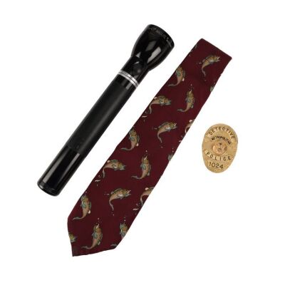 934. Det. Mill's (Brad Pitt) Torch and Necktie With Det. Somerset's (Morgan Freeman) Badge ### SEVEN (1995)