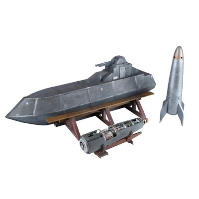 289. Collection of Three of Model Miniatures ### THE LEAGUE OF EXTRAORDINARY GENTLEMEN (2003)