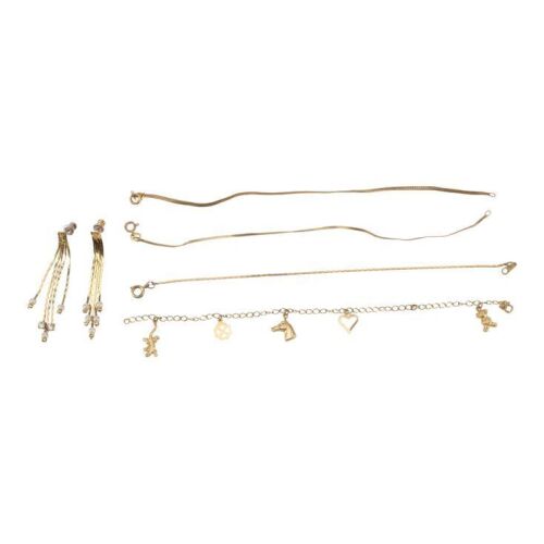 522. Thelma Dickinson's (Geena Davis) Bracelets and Earrings ### THELMA & LOUISE (1991)