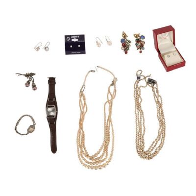 66. River Song's (Alex Kingston) Jewellery and Accessories ### DOCTOR WHO (TV SERIES, 2005-2022)