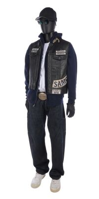 338. Jackson "Jax" Teller (Charlie Hunnam) President Kutte Ensemble ### SONS OF ANARCHY (T.V. SERIES, 2008 - 2014)
