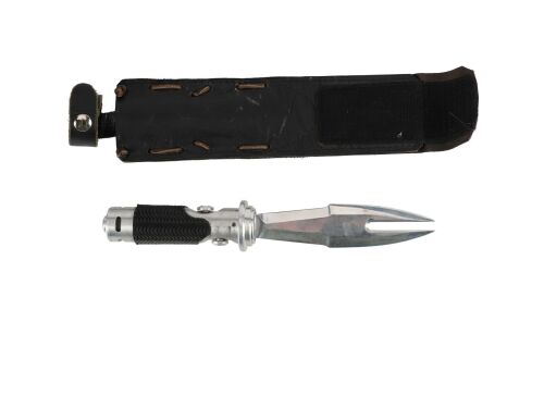 571. Blade's (Wesley Snipes) Metal Knife and Sheath ### BLADE: TRINITY (2004)