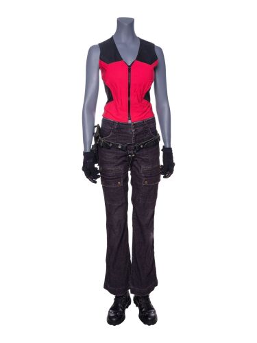 572. Abigail Whistler's (Jessica Biel) Ensemble ### BLADE: TRINITY (2004)
