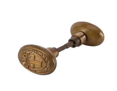 787. Pair of Matching Plaza Hotel Doorknobs ### HOME ALONE 2: LOST IN NEW YORK (1992)