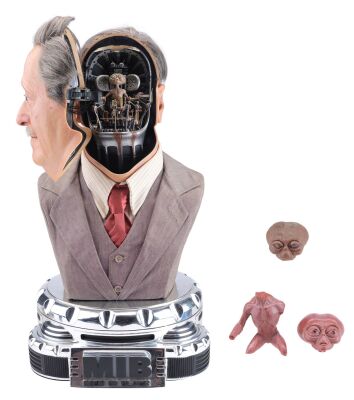 943. Life-Size Light-Up Elite Creature Collectibles Artist Proof Gentle Rosenberg Bust Replica ### MEN IN BLACK (1997)